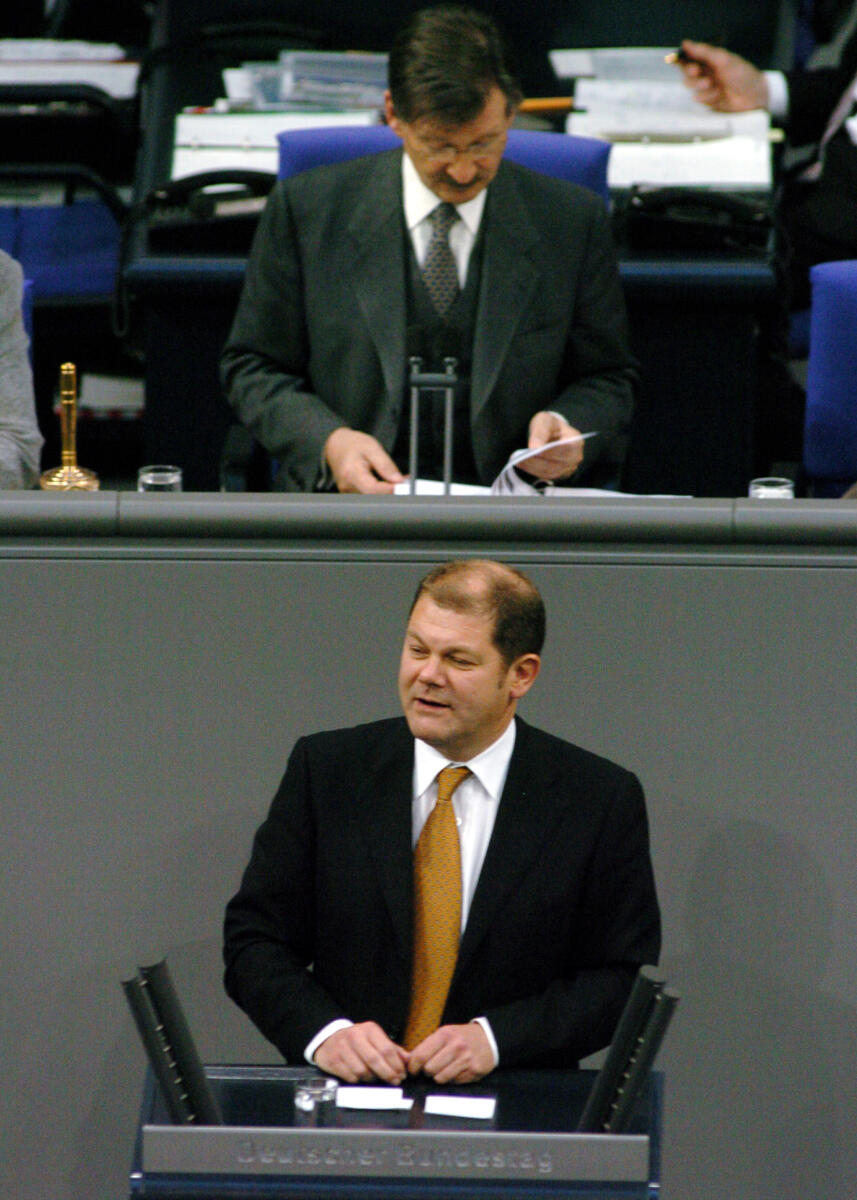 Scholz, Olaf; Solms, Hermann Otto Olaf Scholz, MdB, SPD, Rede, Deutscher Bundestag, 4. Sitzung, TOP 1, Generalaussprache nach Regierungserklärung. Vorsitz: Bundestagsvizepräsident Hermann Otto Solms, FDP.

Rednerpult.