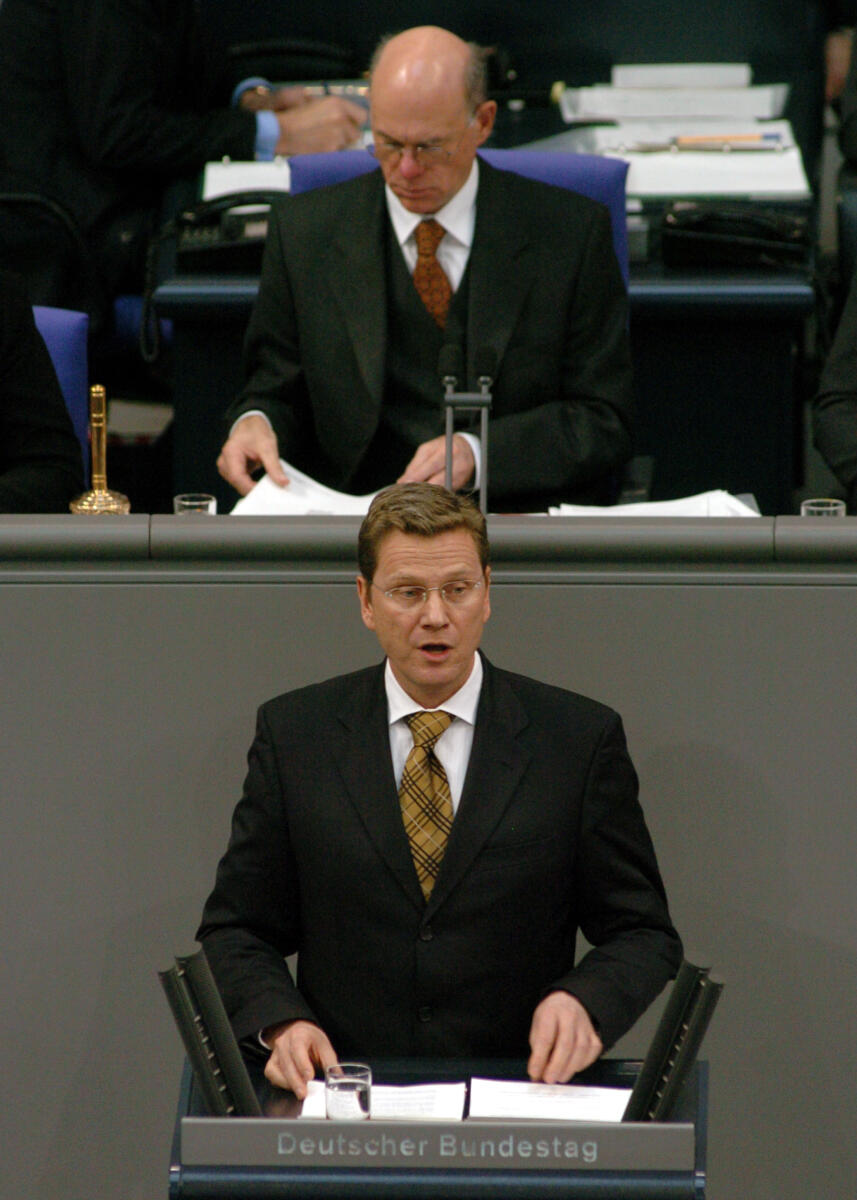 Westerwelle, Guido Dr. Guido Westerwelle, MdB, FDP, Rede, Deutscher Bundestag, 4. Sitzung, TOP 1, Generalaussprache nach Regierungserklärung. Vorsitz: Bundestagspräsident Dr. Norbert Lammert, CDU/CSU.

Rednerpult.