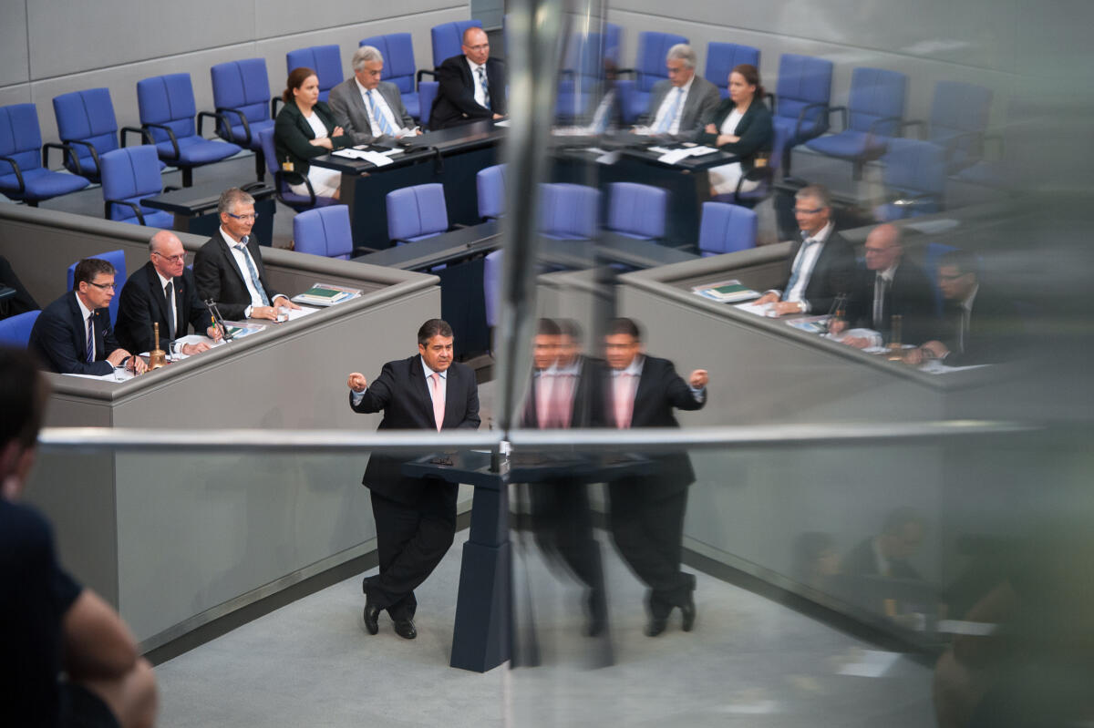 Wirtschaftsminister Sigmar Gabriel, SPD, MdB, spricht vor dem Plenum. Sondersitzung des Bundestages mit Beratung über den Antrag des Bundesministeriums der Finanzen für eine Stabilitätshilfe zugunsten Griechenlands mit anschließender namentlicher Abstimmung. TOP 1: Einholung eines zustimmenden Beschlusses des Deutschen Bundestages nach § 4 Absatz 1 Nummer 1 ESM-Finanzierungsgesetzes (ESMFinG), der Hellenischen Republik nach Artikel 13 Absatz 2 ESM-Vertrages grundsätzlich Stabilitätshilfe in Form eines ESM-Darlehens zu gewähren; Verwendung der SMP-Mittel 2014 zur Absicherung einer Brückenfinanzierung.; Griechenland, Rednerpult, Rede, Bundesminister für Wirtschaft und Energie, Minister, Spiegelung Gabriel, Sigmar Wirtschaftsminister Sigmar Gabriel, SPD, MdB, spricht vor dem Plenum. Sondersitzung des Bundestages mit Beratung über den Antrag des Bundesministeriums der Finanzen für eine Stabilitätshilfe zugunsten Griechenlands mit anschließender namentlicher Abstimmung. TOP 1: Einholung eines zustimmenden Beschlusses des Deutschen Bundestages nach § 4 Absatz 1 Nummer 1 ESM-Finanzierungsgesetzes (ESMFinG), der Hellenischen Republik nach Artikel 13 Absatz 2 ESM-Vertrages grundsätzlich Stabilitätshilfe in Form eines ESM-Darlehens zu gewähren; Verwendung der SMP-Mittel 2014 zur Absicherung einer Brückenfinanzierung.; Griechenland, Rednerpult, Rede, Bundesminister für Wirtschaft und Energie, Minister, Spiegelung
