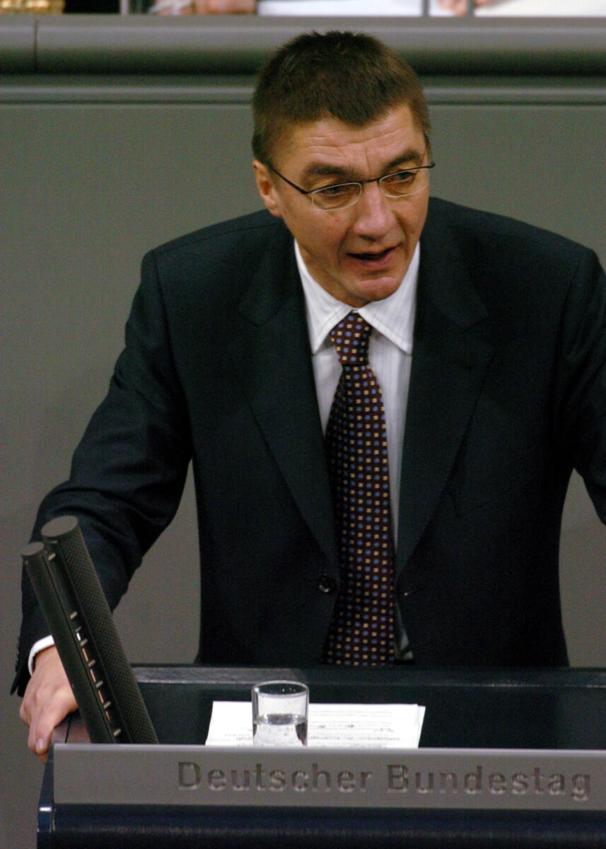 Schockenhoff, Andreas Dr. Andreas Schockenhoff, MdB, CDU/CSU, Rede, Deutscher Bundestag, 8. Sitzung, TOP 4, Thema: Europäischer Rat in Brüssel/Aussprache, Redner 3; Rednerpult.