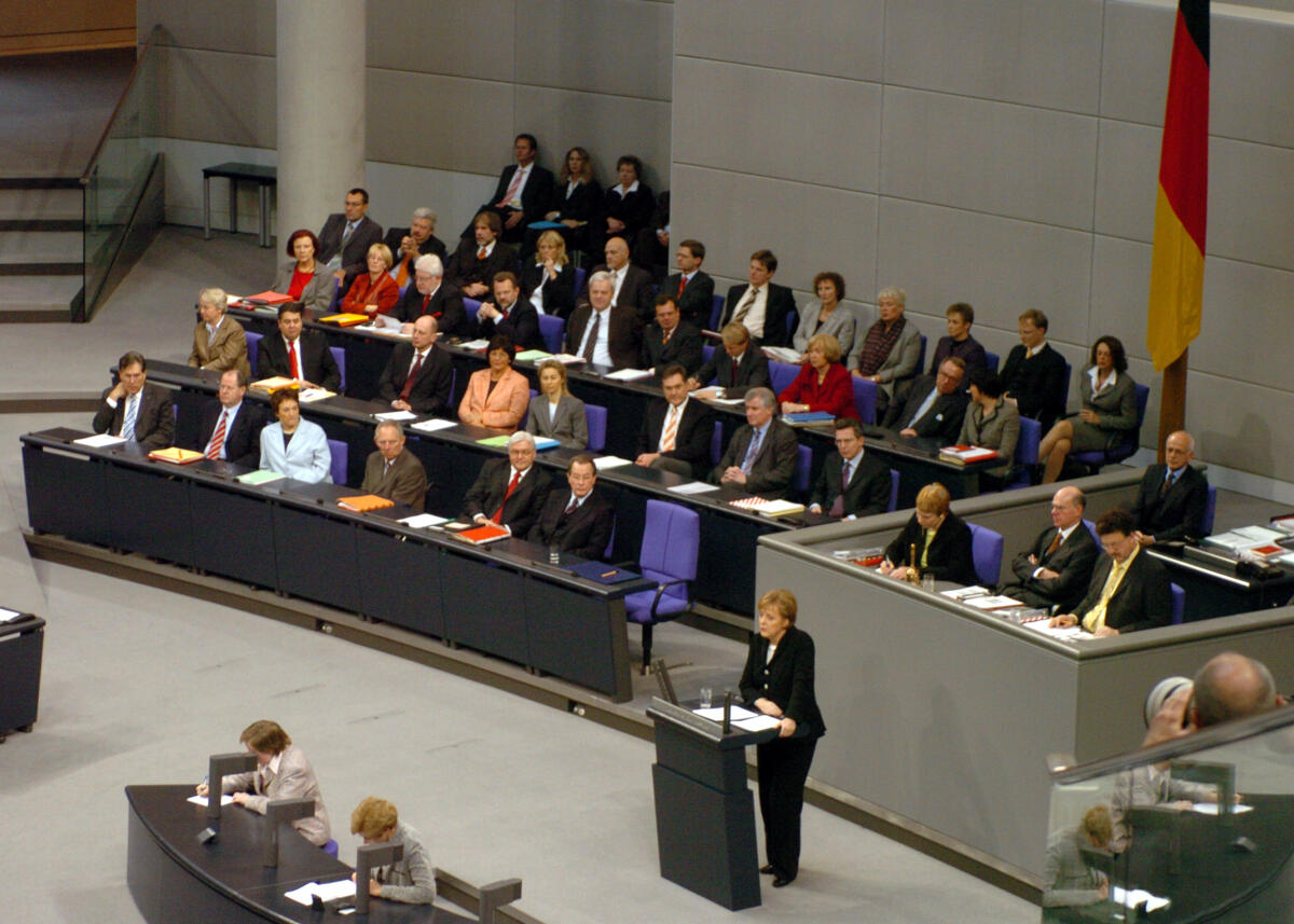 Regierungsbank, Übersicht Plenarsaal, Deutscher Bundestag, 4. Sitzung, TOP 1, Regierungserklärung und anschliessende Generalaussprache.; Plenum. Regierungsbank, Übersicht Plenarsaal, Deutscher Bundestag, 4. Sitzung, TOP 1, Regierungserklärung und anschliessende Generalaussprache.; Plenum.