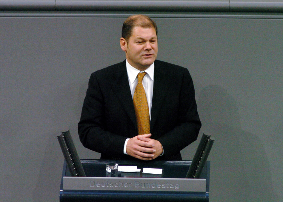 Scholz, Olaf Olaf Scholz, MdB, SPD, Rede, Deutscher Bundestag, 4. Sitzung, TOP 1, Generalaussprache nach Regierungserklärung.

Rednerpult.