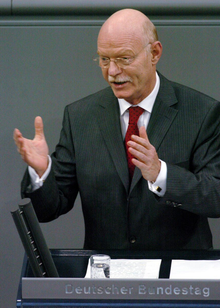 Struck, Peter Dr. Peter Struck, MdB, SPD, Rede, Deutscher Bundestag, 4. Sitzung, TOP 1, Generalaussprache nach Regierungserklärung, 3. Redner.

Rednerpult.