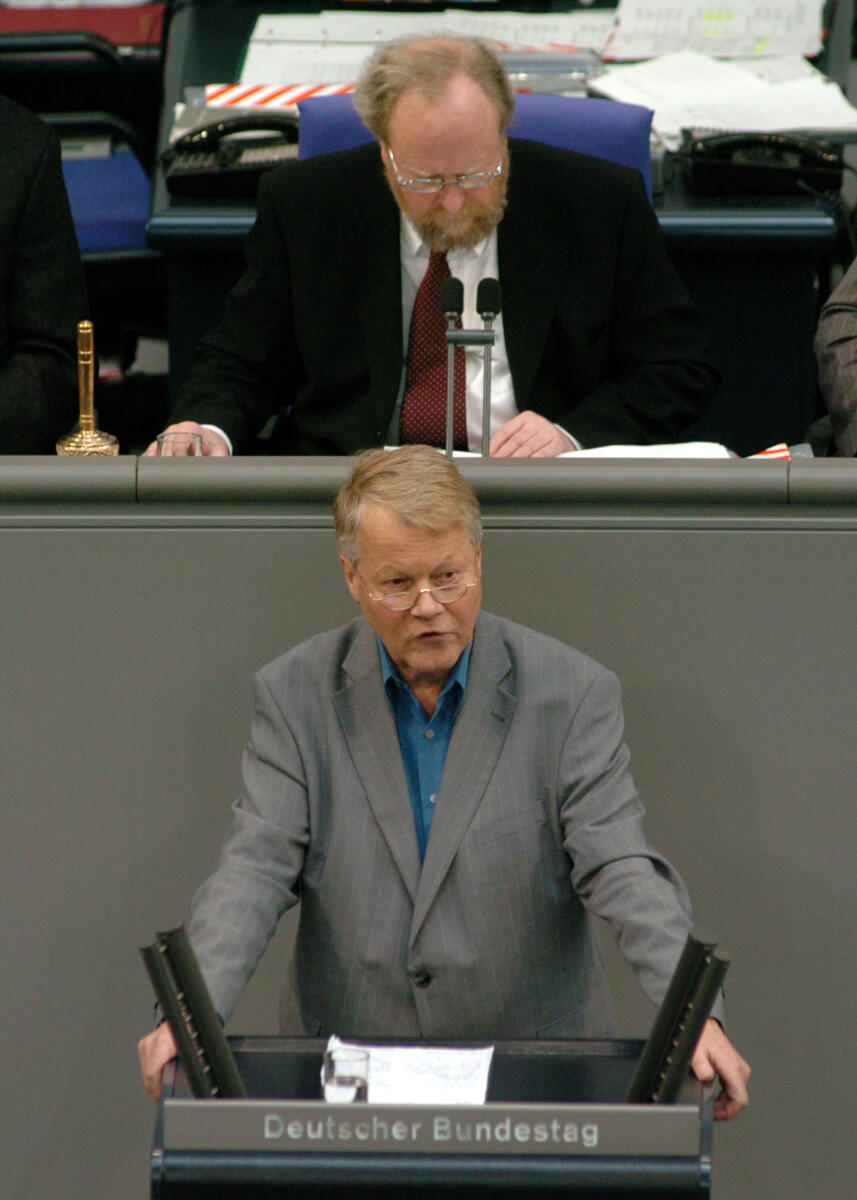 Nachtwei, Winfried; Thierse, Wolfgang Winfried Nachtwei, MdB, Bündnis 90/Die Grünen, Rede, Deutscher Bundestag, 6. Sitzung. Vorsitz: Bundestagsvizepräsident Wolfgang Thierse, SPD.

Rednerpult.