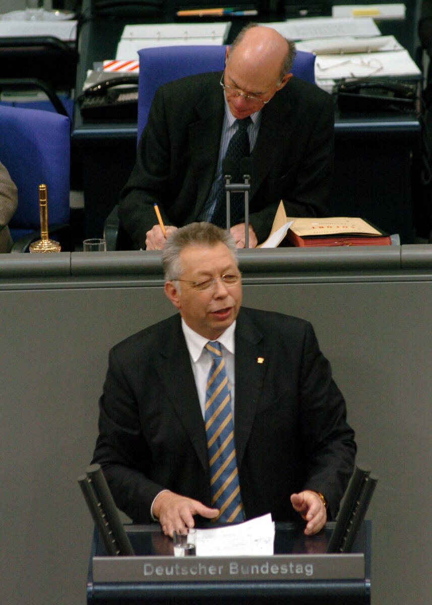 Klaus Brandner, MdB, SPD, Rede, Deutscher Bundestag, 6. Sitzung. Vorsitz: Bundestagspräsident Norbert Lammert, CDU/CSU.
Rednerpult. Brandner, Klaus; Lammert, Norbert Klaus Brandner, MdB, SPD, Rede, Deutscher Bundestag, 6. Sitzung. Vorsitz: Bundestagspräsident Norbert Lammert, CDU/CSU.
Rednerpult.