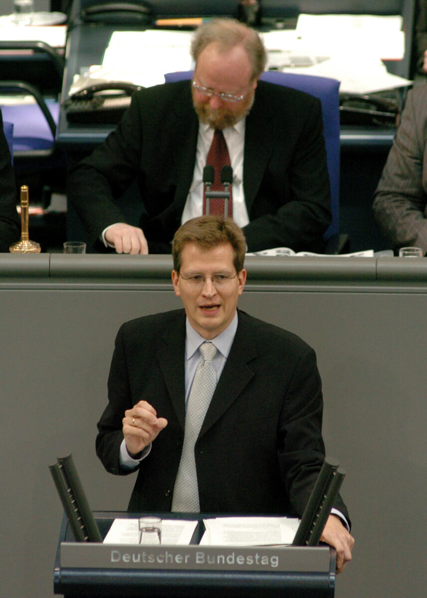 Dr. Ralf Brauksiepe, MdB, CDU/CSU, Rede, Deutscher Bundestag, 6. Sitzung. Vorsitz: Bundestagsvizepräsident Wolfgang Thierse, SPD.
Rednerpult. Brauksiepe, Ralf; Thierse, Wolfgang Dr. Ralf Brauksiepe, MdB, CDU/CSU, Rede, Deutscher Bundestag, 6. Sitzung. Vorsitz: Bundestagsvizepräsident Wolfgang Thierse, SPD.
Rednerpult.