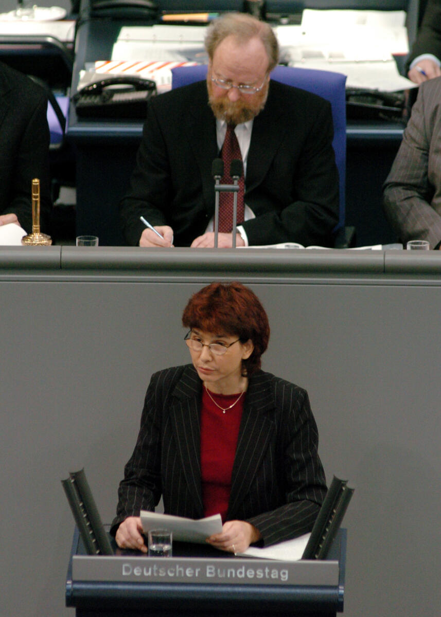 Reinke, Elke; Thierse, Wolfgang Elke Reinke, MdB, DIE LINKE., Rede, Deutscher Bundestag, 6. Sitzung. Vorsitz: Bundestagsvizepräsident Wolfgang Thierse, SPD.; Rednerpult.