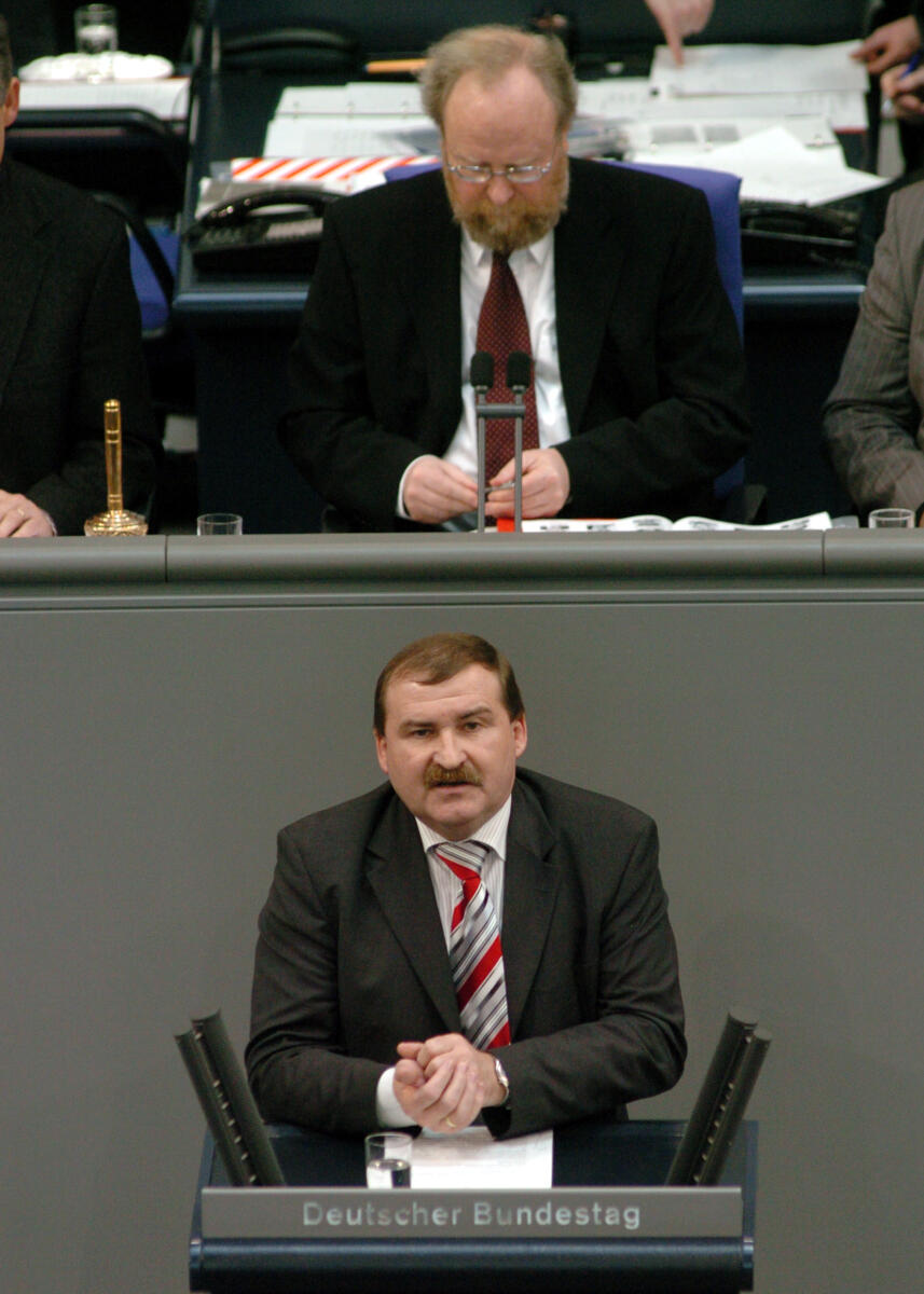 Max Sraubinger, MdB, CDU/CSU, Rede, Deutscher Bundestag, 6. Sitzung. Vorsitz: Bundestagsvizepräsident Wolfgang Thierse, SPD.
Rednerpult. Straubinger, Max; Thierse, Wolfgang Max Sraubinger, MdB, CDU/CSU, Rede, Deutscher Bundestag, 6. Sitzung. Vorsitz: Bundestagsvizepräsident Wolfgang Thierse, SPD.
Rednerpult.