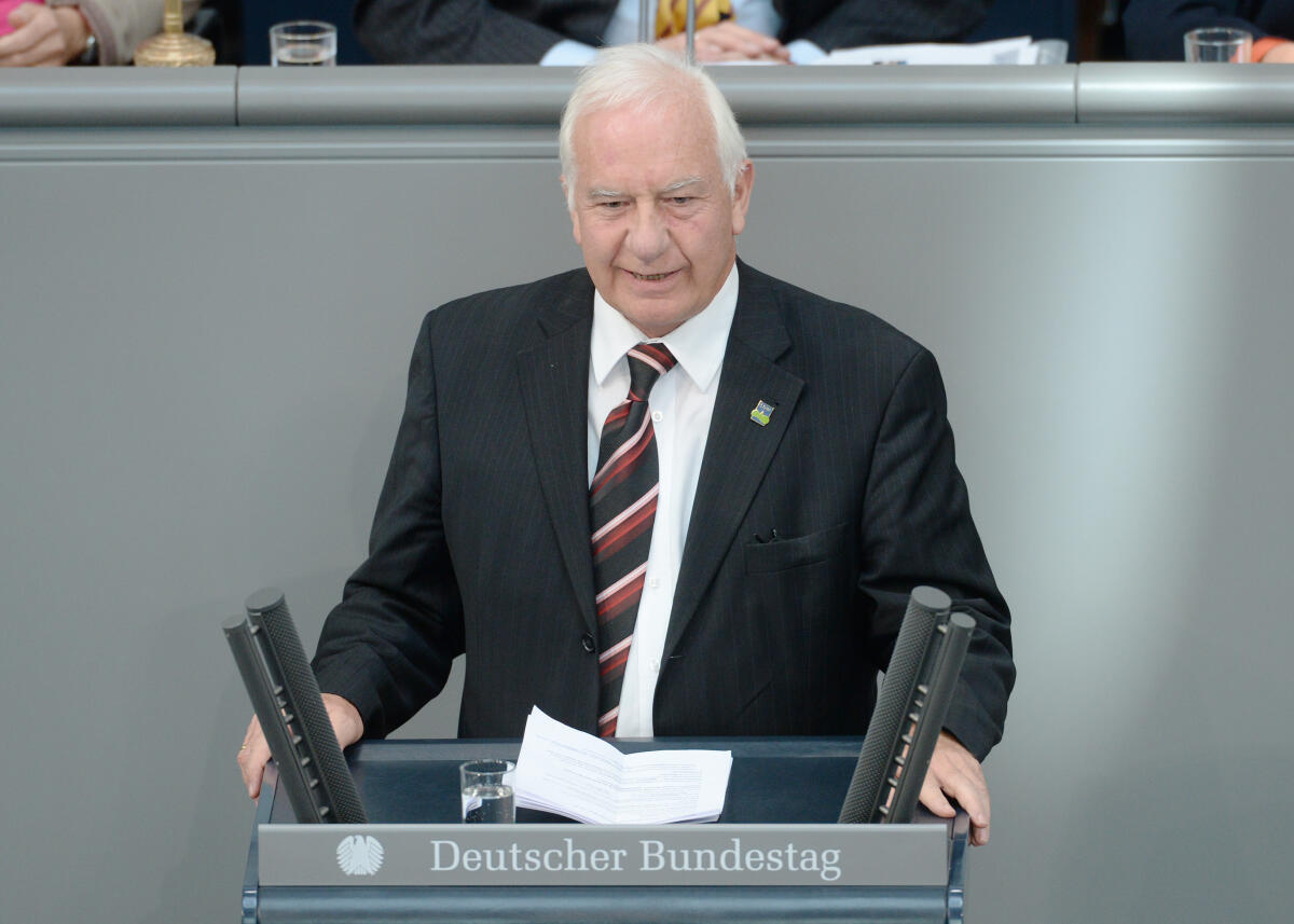 Cajus Caesar, CDU/CSU, Bundestagsabgeordneter, Abgeordneter, Mitglied Deutscher Bundestag, MdB, Rede, 121. Sitzung, Epl 10, Thema: Haushaltsgesetz 2016 - Ernährung und Landwirtschaft.; Rednerpult. Caesar, Cajus Cajus Caesar, CDU/CSU, Bundestagsabgeordneter, Abgeordneter, Mitglied Deutscher Bundestag, MdB, Rede, 121. Sitzung, Epl 10, Thema: Haushaltsgesetz 2016 - Ernährung und Landwirtschaft.; Rednerpult.