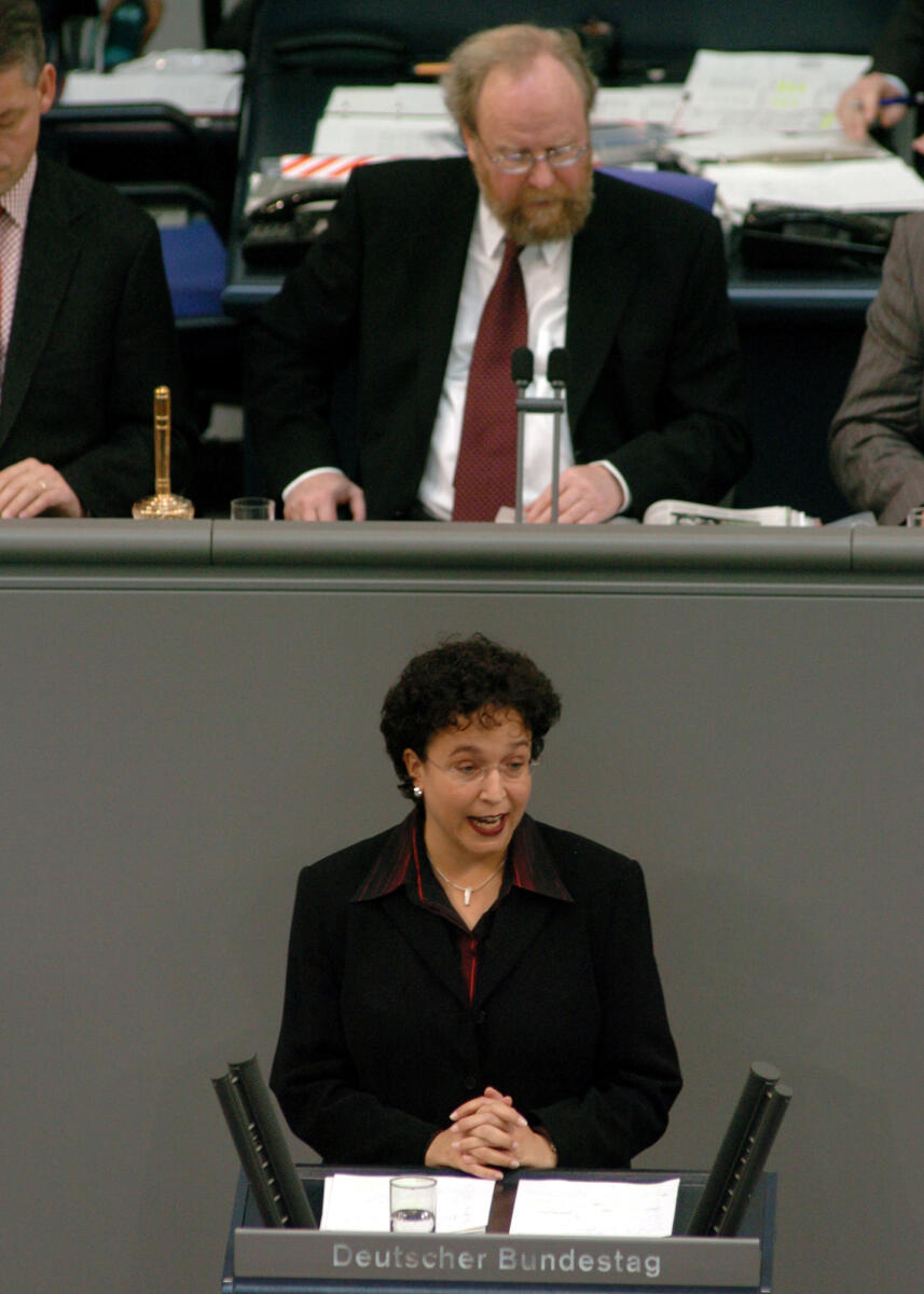 Homburger, Birgit; Thierse, Wolfgang Birgit Homburger, MdB, FDP, Rede, Deutscher Bundestag, 6. Sitzung. Vorsitz: Bundestagsvizepräsident Wolfgang Thierse, SPD.

Rednerpult.
