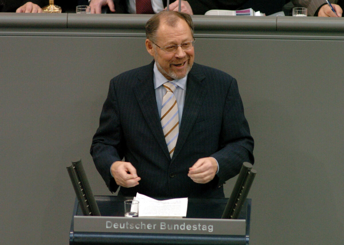 Kolbow, Walter Walter Kolbow, MdB, SPD, Rede, Deutscher Bundestag, 6. Sitzung.

Rednerpult.
