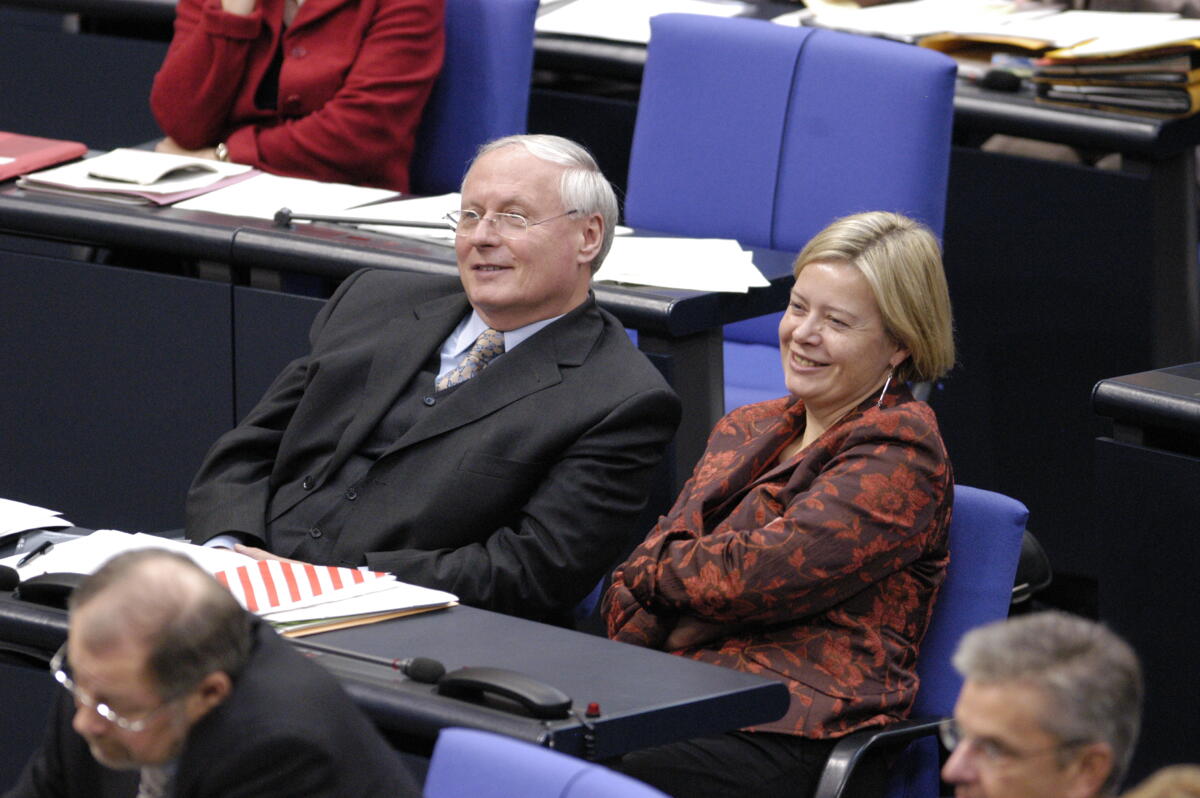 Lafontaine, Oskar; Lötzsch, Gesine 4. Plenarsitzung des Deutschen Bundestages; Oskar Lafontaine, DIE LINKE., Fraktionsvorsitzender und Dr. Gesine Lötzsch, Die Linke, Stellv. Fraktionsvorsitzende, im Plenum.; Abgeordnete, MdB, Aussprache, Deutscher Bundestag