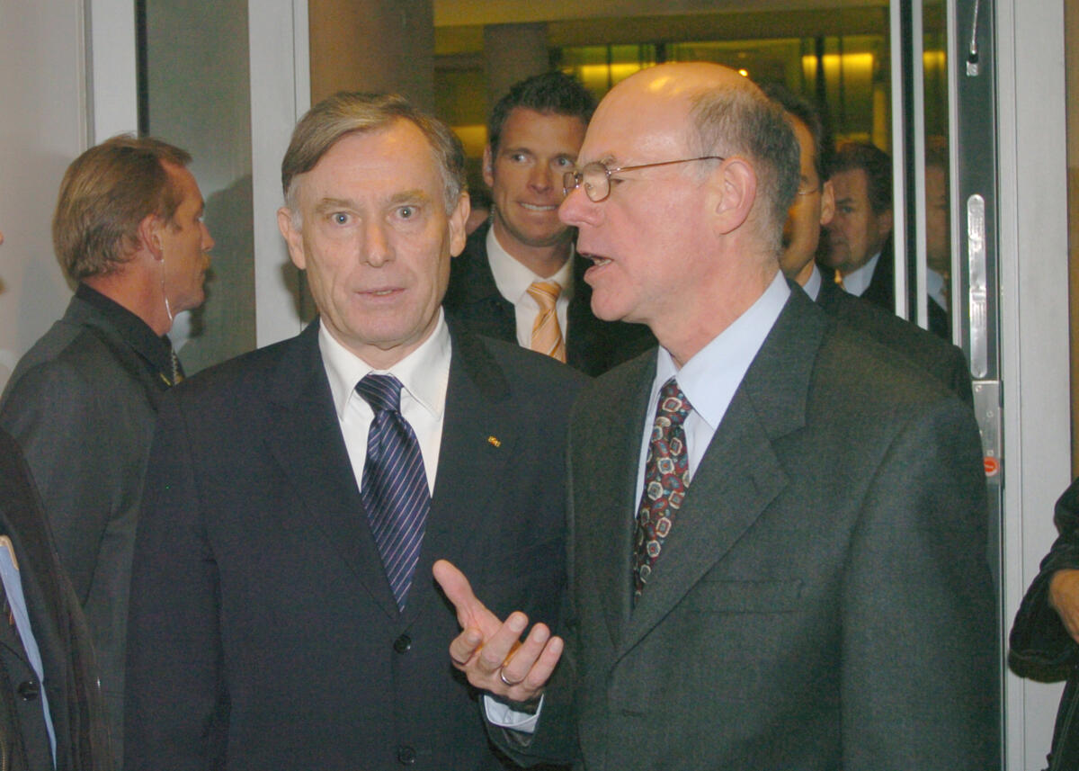 Köhler, Horst; Lammert, Norbert Bundespräsident Horst Köhler, CDU/CSU im Gespräch mit Bundestagspräsident Norbert Lammeer, CDU/CSU bei dem Empfang aus Anlass des 50-jährigen Bestehens der Bundeswehr im Paul-Löbe-Haus mit anschliessendem Zapfenstreich auf dem Platz der Republik auf der Westseite des Reichstagsgebäudes.; Hier Bundespräsident Horst Köhler (li.) und Bundestagspräsident Dr. Norbert Lammert, CDU/CSU (re.).