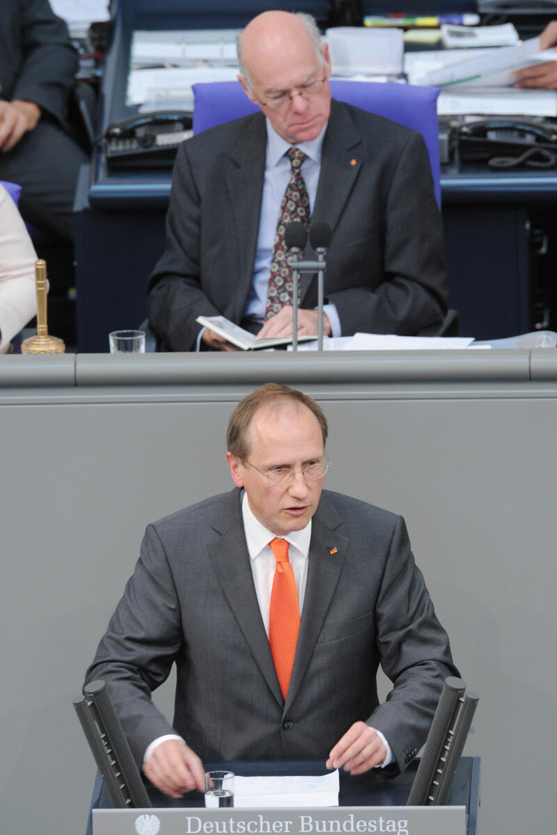 Klaus-Dieter Gröhler, CDU/CSU, Bundestagsabgeordneter, Abgeordneter, Mitglied Deutscher Bundestag, MdB, Rede, 127. Sitzung, Top 3, Thema: Bewältigung der Flüchtlingskrise und Nachtragshaushalt, Vorsitz: Bundestagspräsident Prof. Dr. Norbert Lammert, CDU/CSU.; Rednerpult. Gröhler, Klaus-Dieter; Lammert, Norbert Klaus-Dieter Gröhler, CDU/CSU, Bundestagsabgeordneter, Abgeordneter, Mitglied Deutscher Bundestag, MdB, Rede, 127. Sitzung, Top 3, Thema: Bewältigung der Flüchtlingskrise und Nachtragshaushalt, Vorsitz: Bundestagspräsident Prof. Dr. Norbert Lammert, CDU/CSU.; Rednerpult.