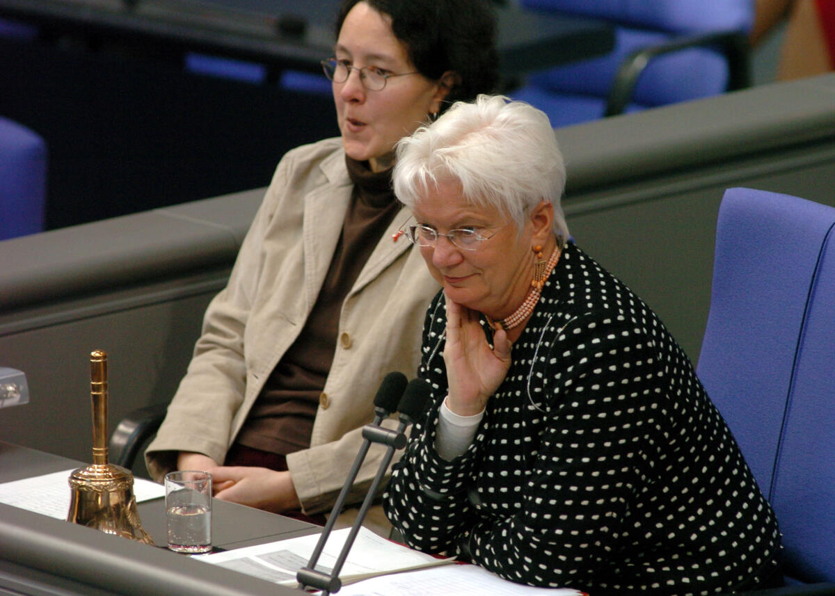 Hasselfeldt, Gerda; Lazar, Monika Bundestagsvizepräsidentin Gerda Hasselfeldt, CDU/CSU, bei der 5. Bundestagssitzung; Schriftführerin r: Monika Lazar, Bündnis 90/Die Grünen