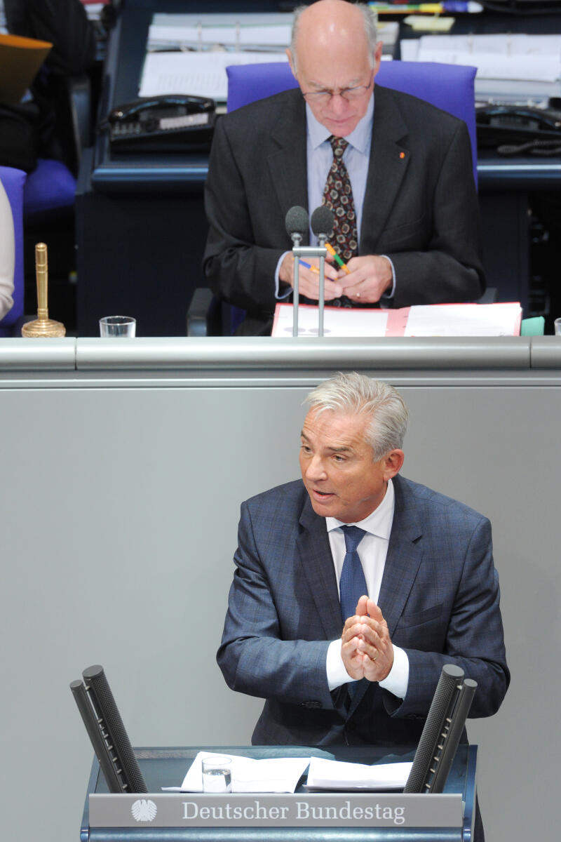 Strobl, Thomas; Lammert, Norbert Thomas Strobl, CDU/CSU, Bundestagsabgeordneter, Abgeordneter, Mitglied Deutscher Bundestag, MdB, Rede, 127. Sitzung, Top 3, Thema: Bewältigung der Flüchtlingskrise und Nachtragshaushalt, Vorsitz: Bundestagspräsident Prof. Dr. Norbert Lammert, CDU/CSU.; Rednerpult.