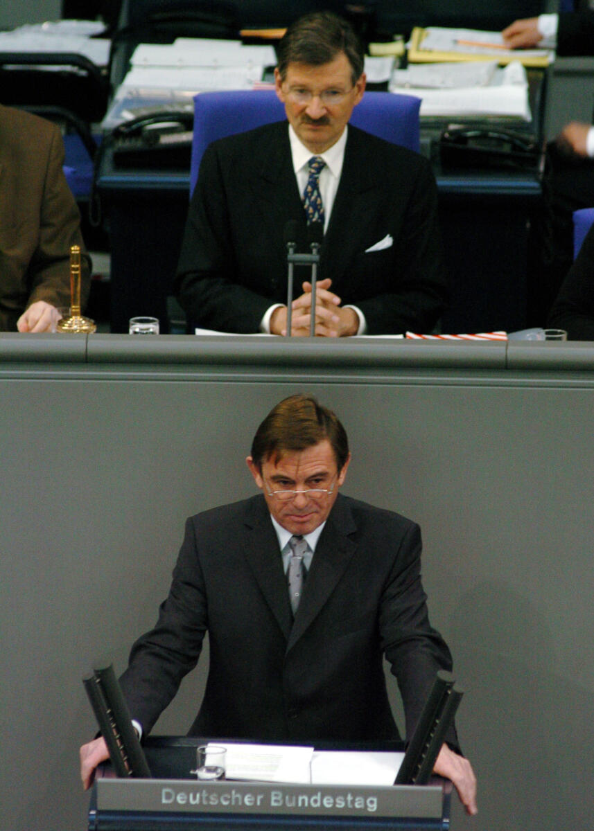 Kalb, Bartholomäus; Solms, Hermann Otto Bartholomäus Kalb, MdB, CDU/CSU, Rede, Deutscher Bundestag, 5. Sitzung. Vorsitz: Bundestagsvizepräsident Dr. Hermann Otto Solms, FDP.

Rednerpult.