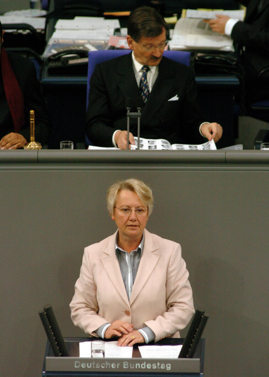 Schavan, Annette; Solms, Hermann Otto Annette Schavan, Bundesministerin für Bildung und Forschung, CDU/CSU, Rede, Deutscher Bundestag, 5. Sitzung. Vorsitz: Bundestagsvizepräsident Dr. Hermann Otto Solms, FDP.; Rednerpult.