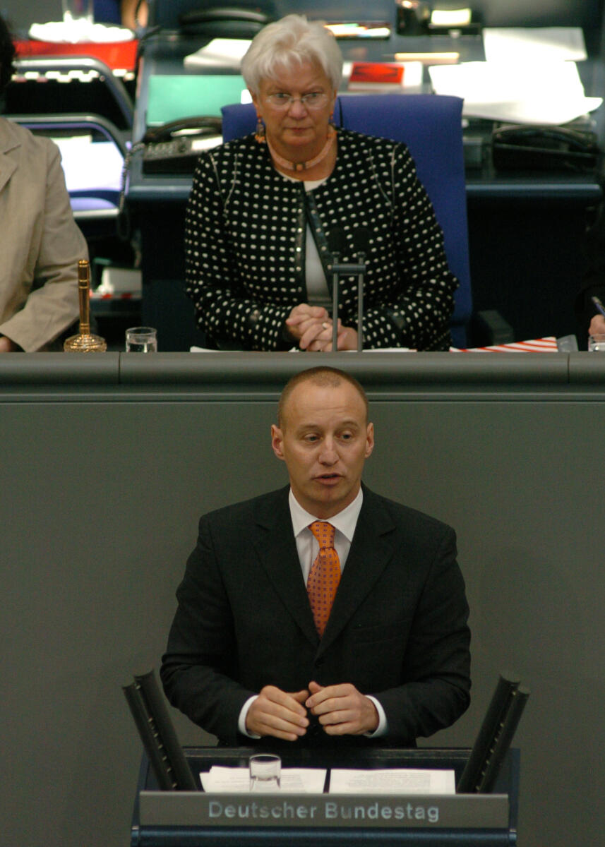 Michael Kauch, MdB, FDP, Rede, Deutscher Bundestag, 5. Sitzung. Vorsitz: Bundestagsvizepräsidentin Gerda Hasselfeldt, CDU/CSU.
Rednerpult. Kauch, Michael; Hasselfeldt, Gerda Michael Kauch, MdB, FDP, Rede, Deutscher Bundestag, 5. Sitzung. Vorsitz: Bundestagsvizepräsidentin Gerda Hasselfeldt, CDU/CSU.
Rednerpult.