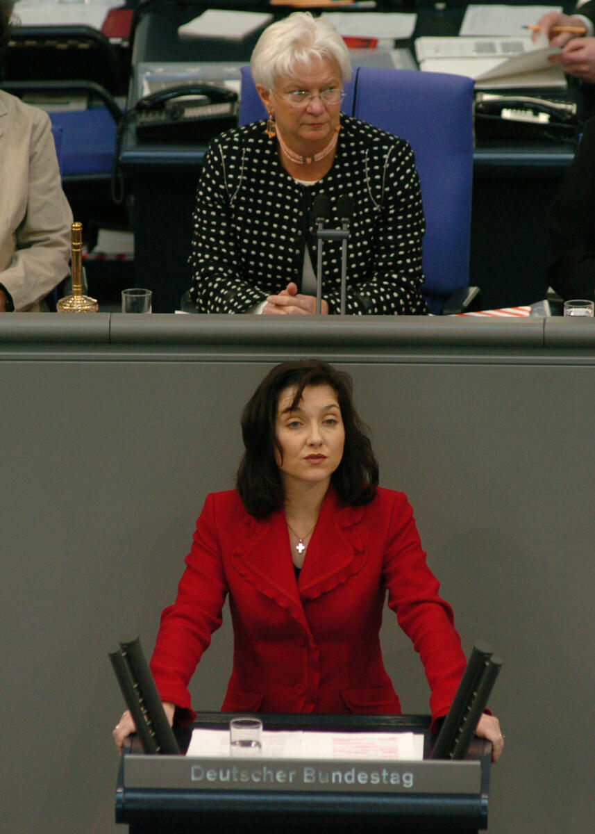 Reiche, Katherina; Hasselfeldt, Gerda Katherina Reiche, MdB, CDU/CSU, Rede, Deutscher Bundestag, 5. Sitzung. Vorsitz: Bundestagsvizepräsidentin Gerda Hasselfeldt, CDU/CSU.; Rednerpult.