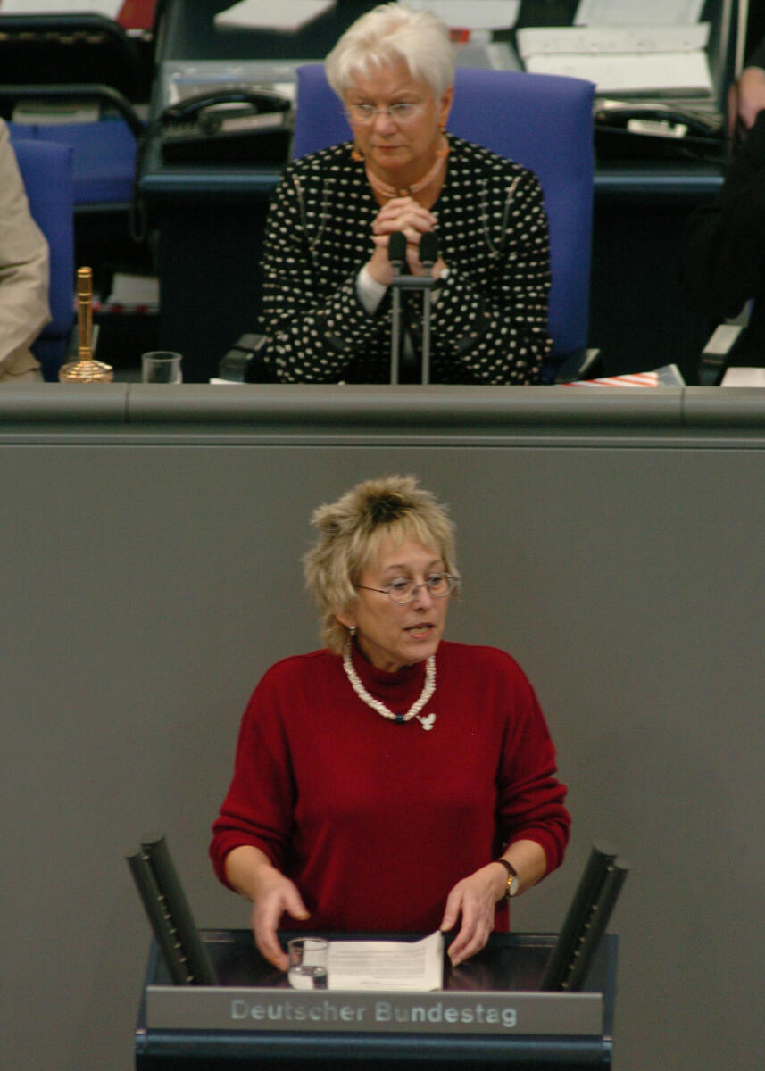 Bulling-Schröter, Eva; Hasselfeldt, Gerda Eva Bulling-Schröter, MdB, DIE LINKE., Rede, Deutscher Bundestag, 5. Sitzung. Vorsitz: Bundestagsvizepräsidentin Gerda Hasselfeldt, CDU/CSU.; Rednerpult.