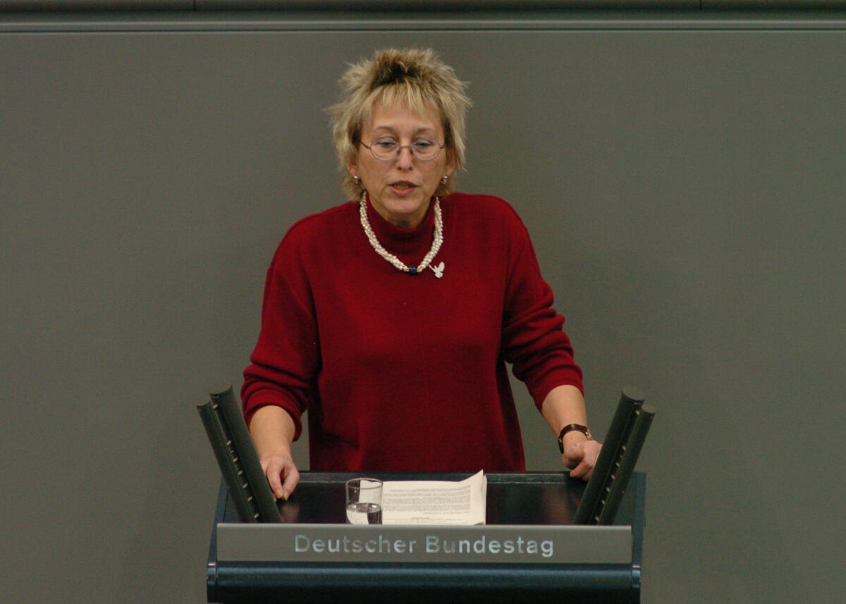 Bulling-Schröter, Eva Eva Bulling-Schröter, MdB, Die Linke, Rede, Deutscher Bundestag, 5. Sitzung.

Rednerpult.