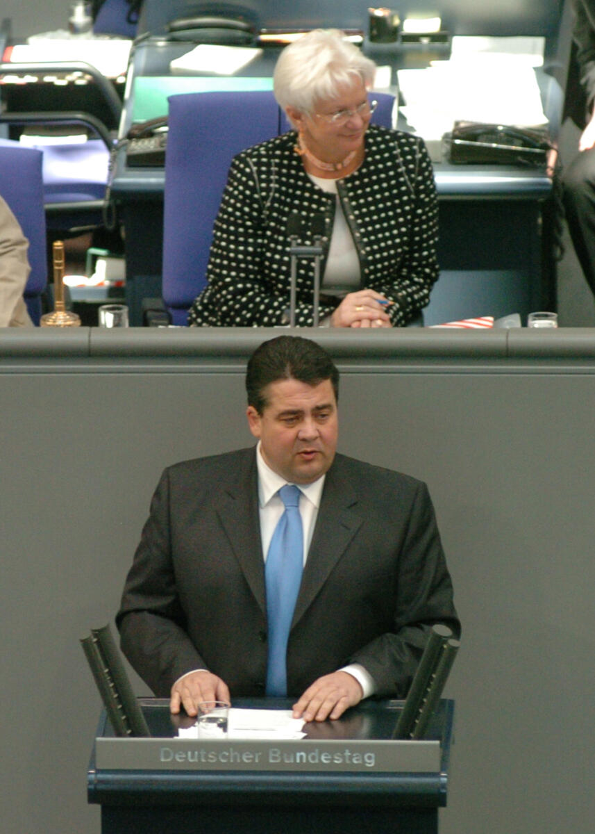 Gabriel, Sigmar; Hasselfeldt, Gerda Sigmar Gabriel, Bundesminister für Umwelt, Naturschutz und Reaktorsicherheit, SPD, Rede, Deutscher Bundestag, 5. Sitzung. Vorsitz: Bundestagsvizepräsidentin Gerda Hasselfeldt, CDU/CSU.; Rednerpult.