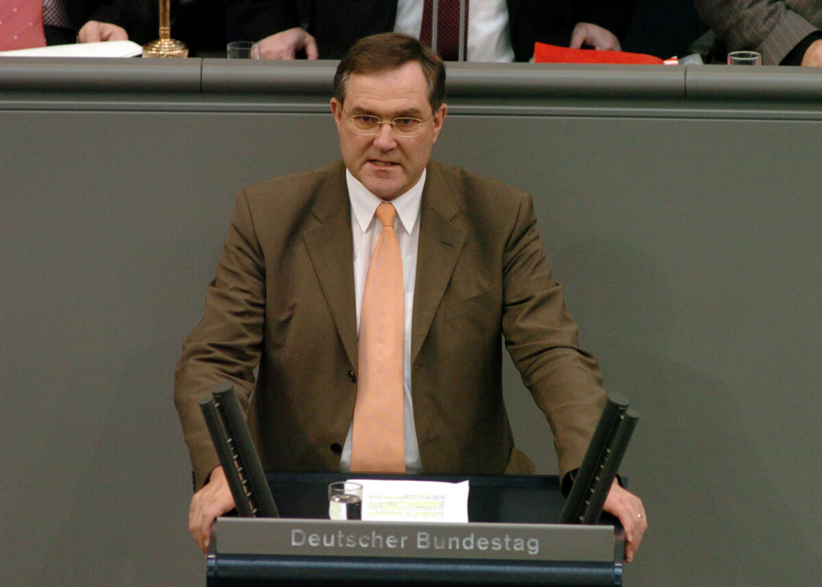 Jung, Franz Josef Dr. Franz Josef Jung, Bundesminister der Verteidigung,  CDU/CSU, Rede, Deutscher Bundestag, 6. Sitzung.

Rednerpult.