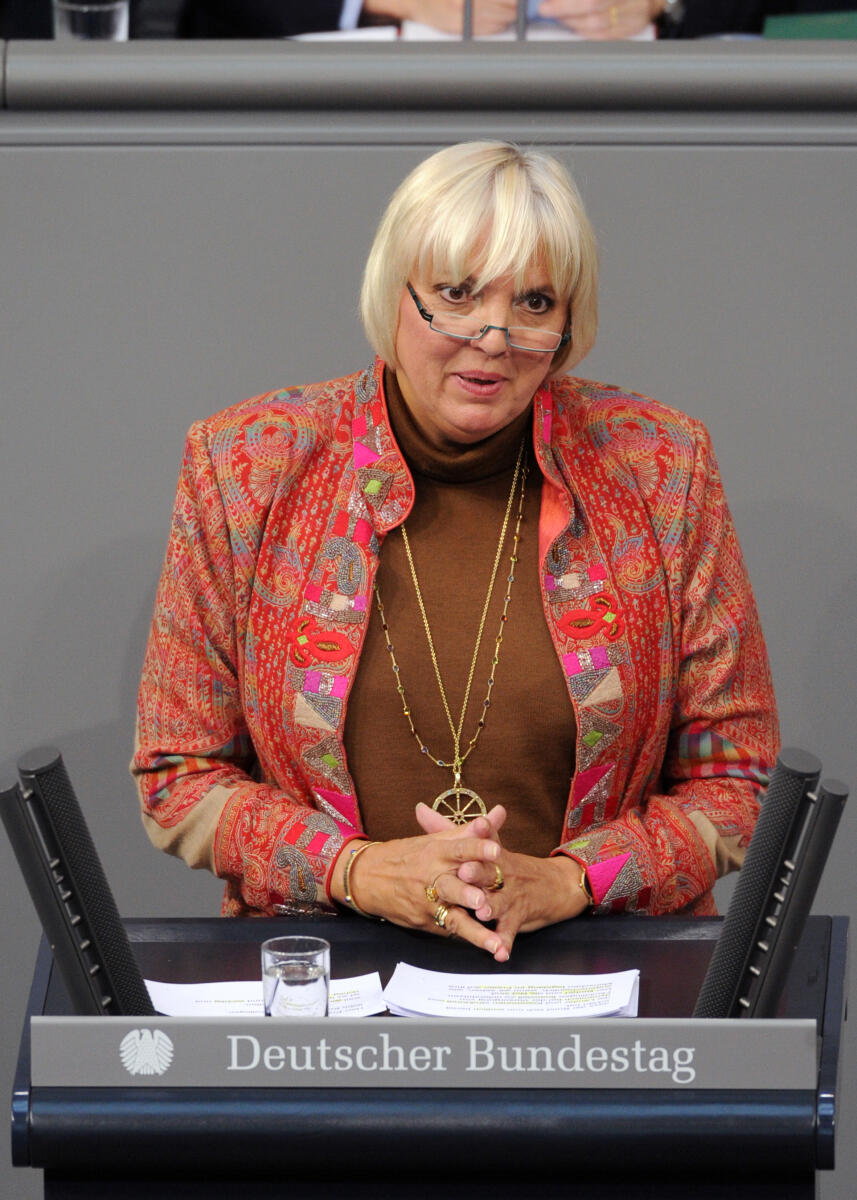 Claudia Roth, Bündnis 90/Die Grünen, Bundestagsabgeordnete, Abgeordnete, Mitglied Deutscher Bundestag, MdB, Rede, 130. Sitzung, Top 5, Thema: Bewältigung der Flüchtlingskrise, Redner 8.; Rednerpult. Roth, Claudia Claudia Roth, Bündnis 90/Die Grünen, Bundestagsabgeordnete, Abgeordnete, Mitglied Deutscher Bundestag, MdB, Rede, 130. Sitzung, Top 5, Thema: Bewältigung der Flüchtlingskrise, Redner 8.; Rednerpult.