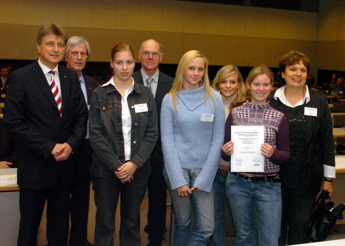 Lammert, Norbert Bundestagspräsident Dr. Norbert Lammert, CDU/CSU, (4. .v.l.), verleiht Preise an Schüler im Projekt "Jugend recherchiert Umwelt - 100 Schulen im Dialog".; Preis, Verleihung, Preisverleihung, Jugendliche