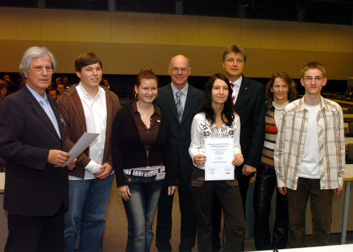 Lammert, Norbert Bundestagspräsident Dr. Norbert Lammert, CDU/CSU, (4. v.l.),  verleiht Preise an Schüler im Projekt "Jugend recherchiert Umwelt - 100 Schulen im Dialog".; Preis, Verleihung, Preisverleihung, Jugendliche