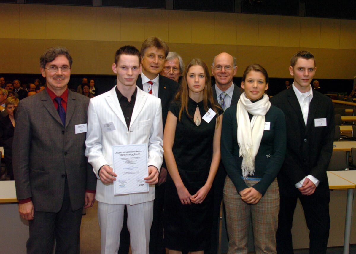 Lammert, Norbert Bundestagspräsident Dr. Norbert Lammert, CDU/CSU, (3. v.r.), verleiht Preise an Schüler im Projekt "Jugend recherchiert Umwelt - 100 Schulen im Dialog".; Preis, Verleihung, Preisverleihung, Jugendliche