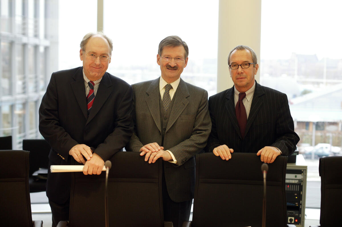 Solms, Hermann Otto; Schmidt, Andreas; Neskovic, Wolfgang Konstituierende Sitzung des Rechtsausschusses; Bundestagsvizepräsident Dr. Hermann Otto Solms, FDP, (mitte)  mit dem Ausschussvorsitzenden Andreas Schmidt, CDU/CSU, (links) und  sein Stellvertreter Wolfgang Nescovic, Die Linke., (rechts)