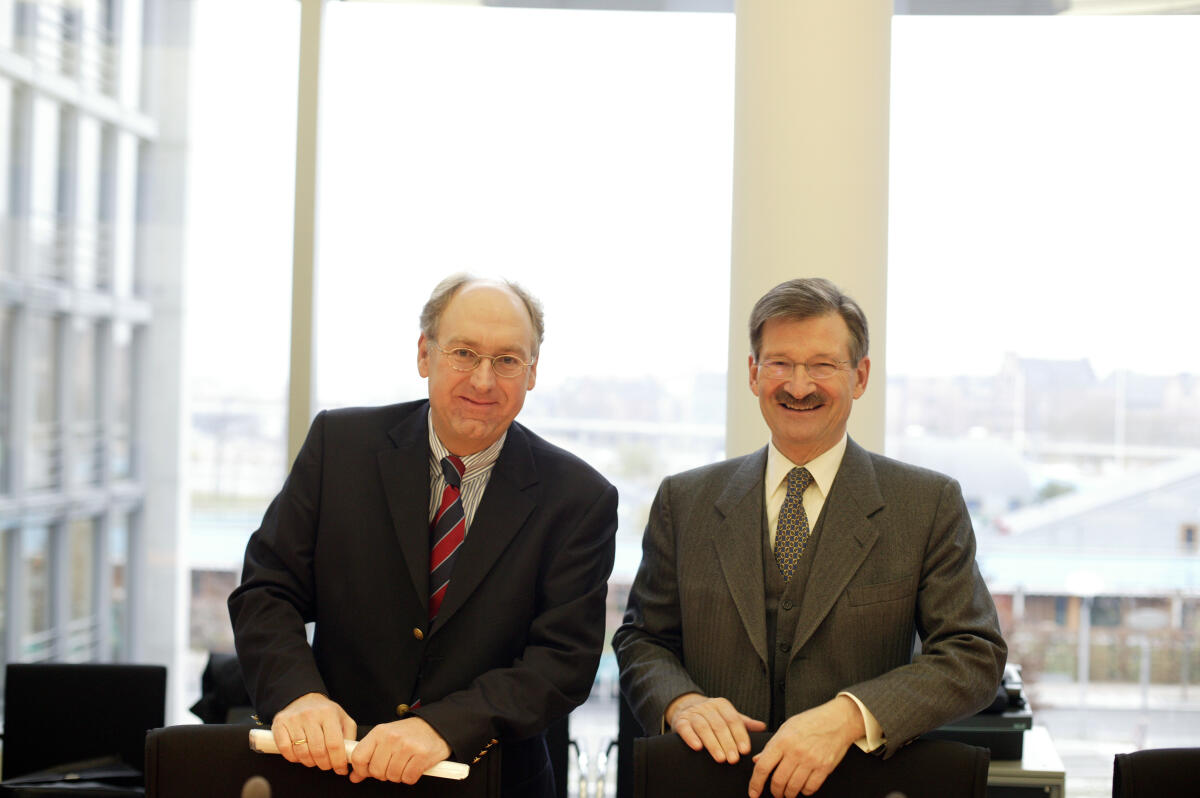 Solms, Hermann Otto; Schmidt, Andreas Konstituierende Sitzung des Rechtsausschusses; Bundestagsvizepräsident Dr. Hermann Otto Solms, FDP, (rechts)  mit dem Ausschussvorsitzenden Andreas Schmidt, CDU/CSU