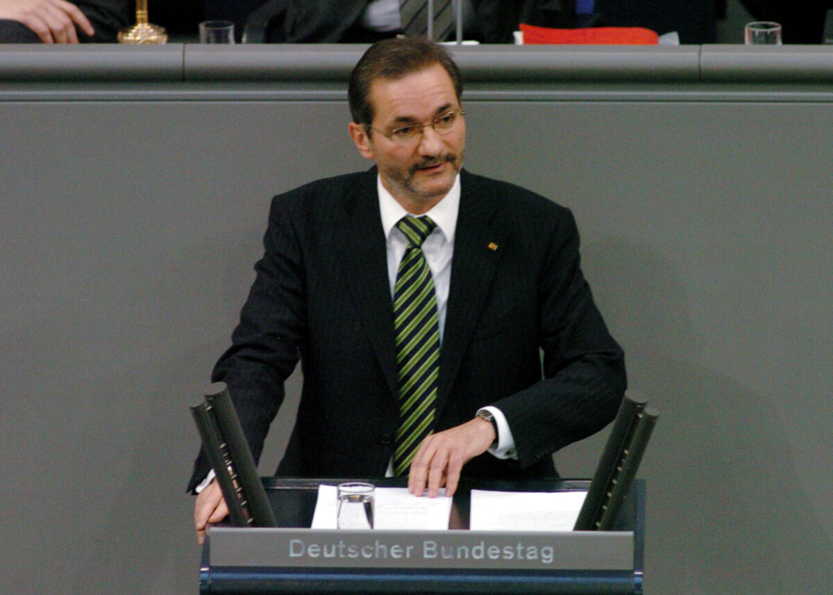 Platzeck, Matthias Matthias Platzeck, Min.Präs. Brandenburg, SPD, Rede, Deutscher Bundestag, 4. Sitzung, TOP 1, Generalaussprache nach Regierungserklärung.

Rednerpult.