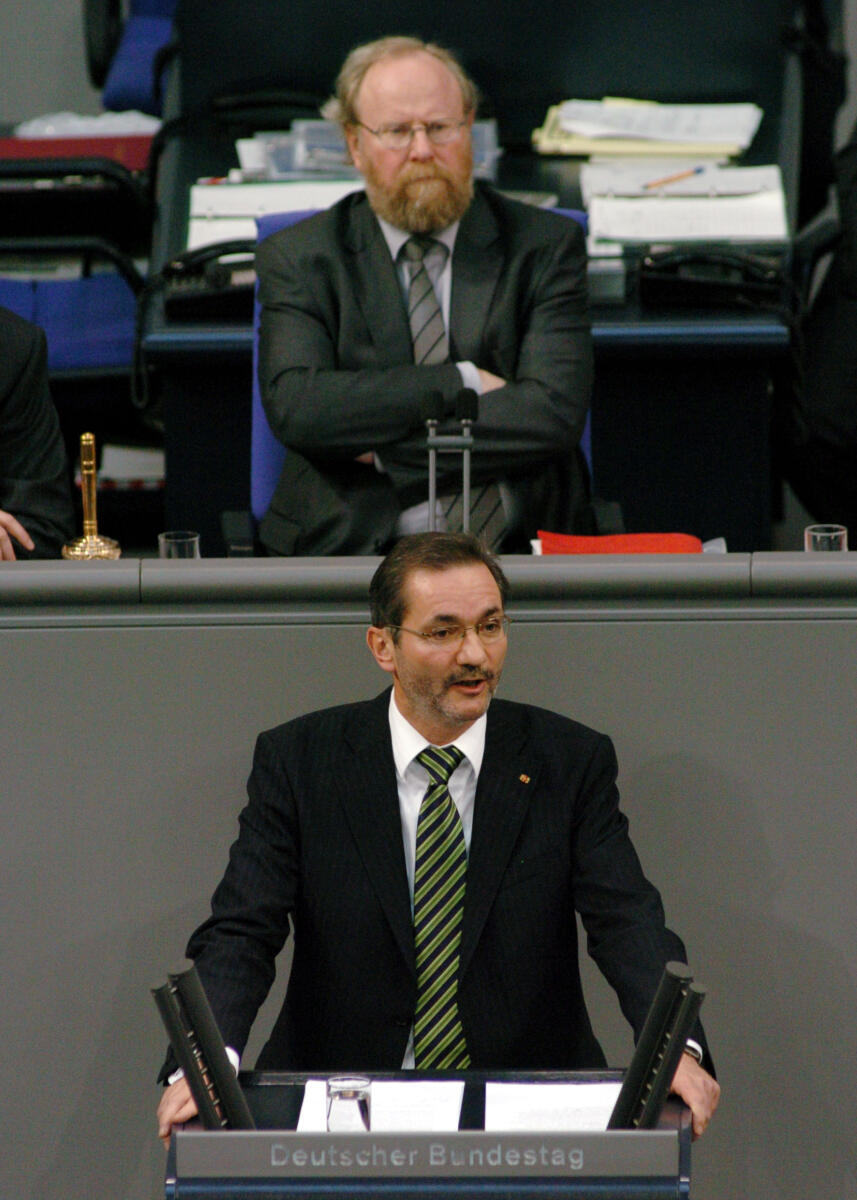 Matthias Platzeck, Min.Präs. Brandenburg, SPD, Rede, Deutscher Bundestag, 4. Sitzung, TOP 1, Generalaussprache nach Regierungserklärung. Vorsitz: Bundestagvizepräsident Wolfgang Thierse, SPD.
Rednerpult. Platzeck, Matthias; Thierse, Wolfgang Matthias Platzeck, Min.Präs. Brandenburg, SPD, Rede, Deutscher Bundestag, 4. Sitzung, TOP 1, Generalaussprache nach Regierungserklärung. Vorsitz: Bundestagvizepräsident Wolfgang Thierse, SPD.
Rednerpult.