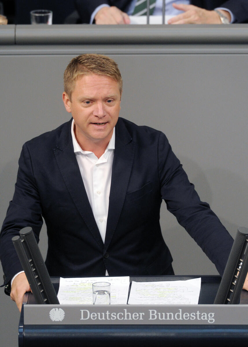 Jan Korte, DIE LINKE, Bundestagsabgeordneter, Abgeordneter, Mitglied Deutscher Bundestag, MdB, Rede, 130. Sitzung, Top 5, Thema: Bewältigung der Flüchtlingskrise, Redner 2.; Rednerpult. Korte, Jan Jan Korte, DIE LINKE, Bundestagsabgeordneter, Abgeordneter, Mitglied Deutscher Bundestag, MdB, Rede, 130. Sitzung, Top 5, Thema: Bewältigung der Flüchtlingskrise, Redner 2.; Rednerpult.