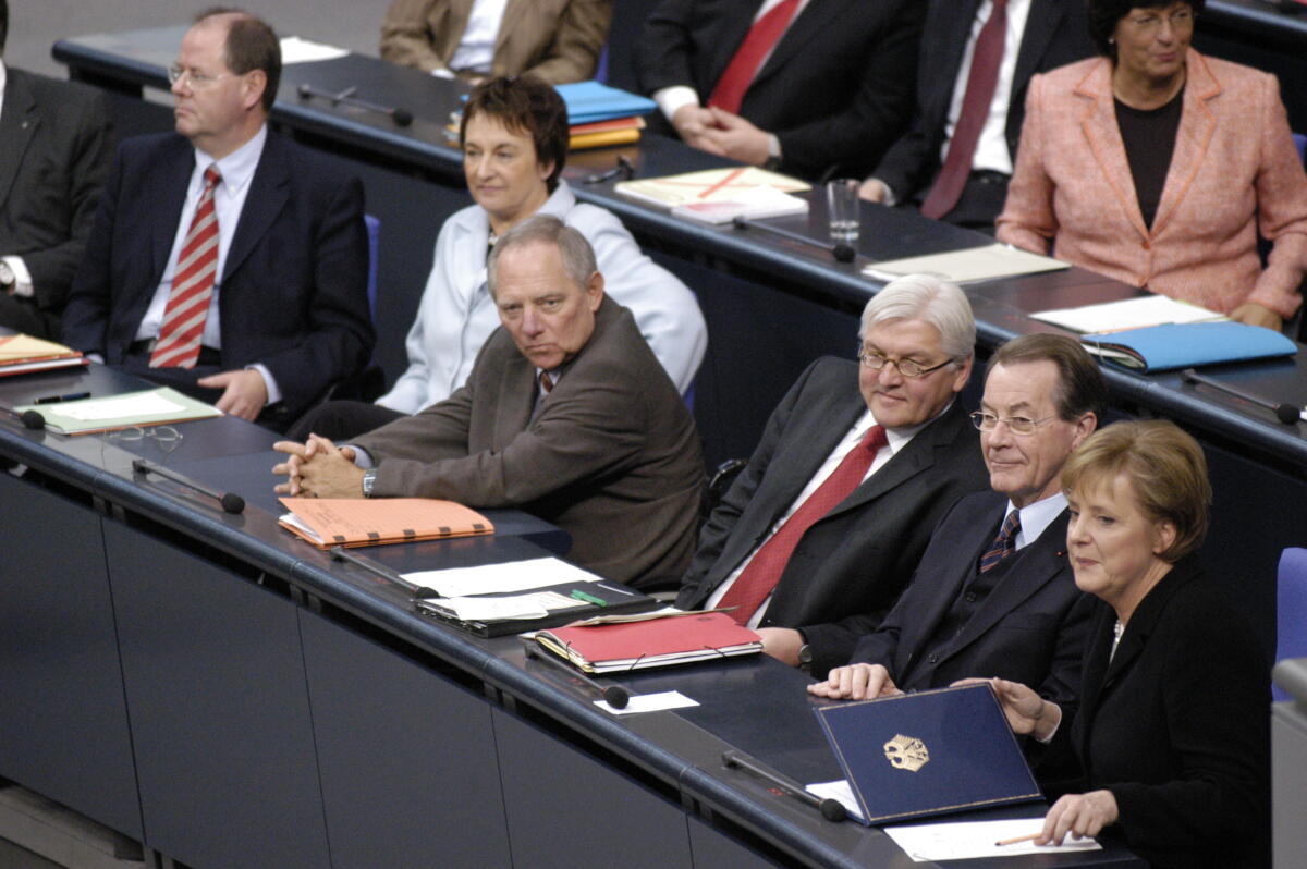 4. Plenarsitzung des Deutschen Bundestages; Von links nach rechts: Peer Steinbrück, SPD, Bundesminister der Finanzen, Brigitte Zypries, SPD, Bundesministerin der Justiz, Abgeordnete, MdB, Dr. Wolfgang Schäuble, CDU/CSU, Bundesminister des Innern, Abgeordneter, MdB, CDU/CSU-Fraktion, Dr. Frank-Walter Steinmeier, SPD, Bundesminister des Auswärtigen, Franz Müntefering, SPD, Bundesminister für Arbeit Soziales, Vizekanzler, Abgeordneter, MdB und Dr. Angela Merkel, CDU/CSU, Bundeskanzlerin, Abgeordnete, MdB, CDU/CSU-Fraktion, auf der Regierungsbank.; Aussprache, Deutscher Bundestag Steinbrück, Peer; Zypries, Brigitte; Schäuble, Wolfgang; Steinmeier, Frank-Walter; Müntefering, Franz; Merkel, Angela 4. Plenarsitzung des Deutschen Bundestages; Von links nach rechts: Peer Steinbrück, SPD, Bundesminister der Finanzen, Brigitte Zypries, SPD, Bundesministerin der Justiz, Abgeordnete, MdB, Dr. Wolfgang Schäuble, CDU/CSU, Bundesminister des Innern, Abgeordneter, MdB, CDU/CSU-Fraktion, Dr. Frank-Walter Steinmeier, SPD, Bundesminister des Auswärtigen, Franz Müntefering, SPD, Bundesminister für Arbeit Soziales, Vizekanzler, Abgeordneter, MdB und Dr. Angela Merkel, CDU/CSU, Bundeskanzlerin, Abgeordnete, MdB, CDU/CSU-Fraktion, auf der Regierungsbank.; Aussprache, Deutscher Bundestag