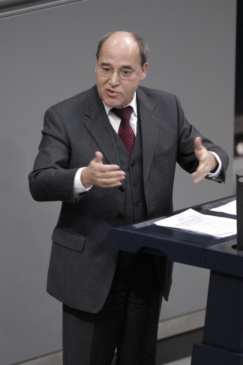 Gysi, Gregor 4. Plenarsitzung des Deutschen Bundestages; Dr. Gregor Gysi, DIE LINKE., Fraktionsvorsitzender, am Rednerpult.; Abgeordneter, MdB, Aussprache, Rede, Redner, redend, Pult, Geste, Gestik