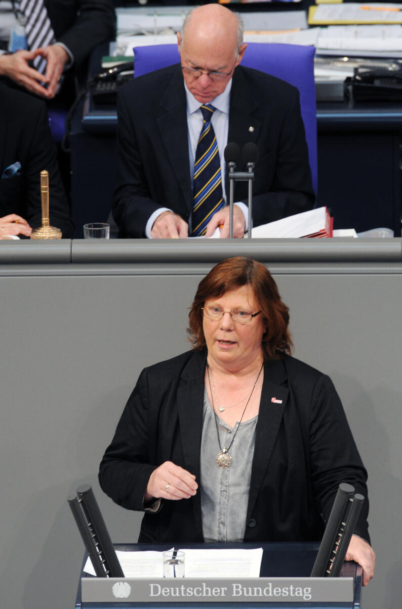 Pia Zimmermann, DIE LINKE, Bundestagsabgeordnete, Abgeordnete, Mitglied Deutscher Bundestag, MdB, Rede, 133. Sitzung, Top 3, Thema: Hospiz- und Palliativversorgung, Vorsitz: Bundestagspräsident Prof. Dr. Norbert Lammert, CDU/CSU.; Rednerpult. Zimmermann, Pia; Lammert, Norbert Pia Zimmermann, DIE LINKE, Bundestagsabgeordnete, Abgeordnete, Mitglied Deutscher Bundestag, MdB, Rede, 133. Sitzung, Top 3, Thema: Hospiz- und Palliativversorgung, Vorsitz: Bundestagspräsident Prof. Dr. Norbert Lammert, CDU/CSU.; Rednerpult.