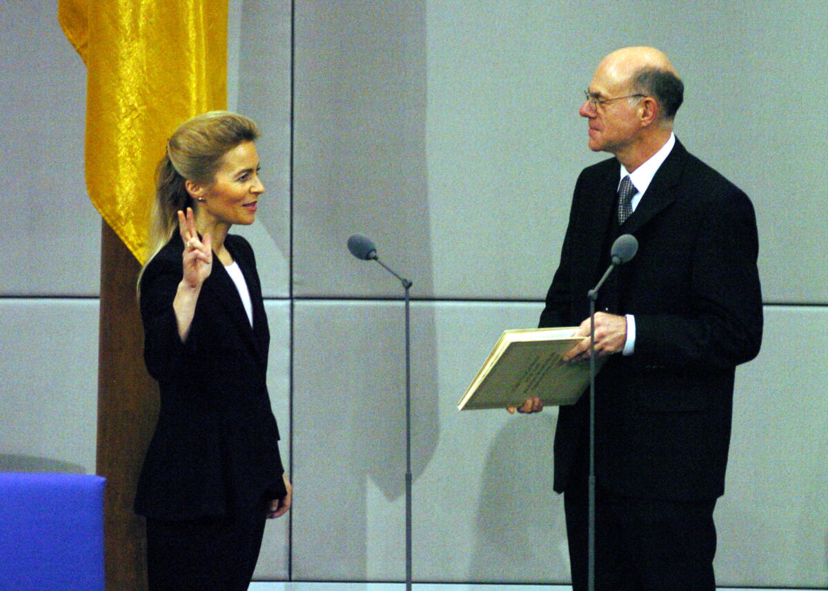 Lammert, Norbert Bundestagspräsident Dr. Norbert Lammert, CDU/CSU, nimmt den neu ernannten Bundesministern den Eid ab. Hier die Bundesministerin für Familie, Senioren, Frauen und Jugend, Ursula von der Leyen, CDU/CSU.