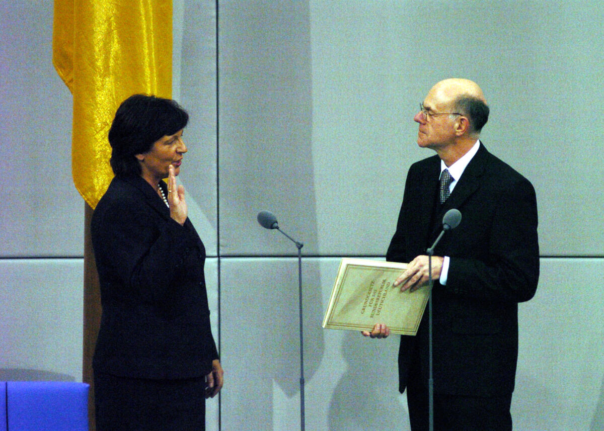 Bundestagspräsident Dr. Norbert Lammert, CDU/CSU, nimmt den neu ernannten Bundesministern den Eid ab. Hier die Bundesministerin für Gesundheit , Ulla Schmidt, SPD. Lammert, Norbert; Schmidt, Ulla Bundestagspräsident Dr. Norbert Lammert, CDU/CSU, nimmt den neu ernannten Bundesministern den Eid ab. Hier die Bundesministerin für Gesundheit , Ulla Schmidt, SPD.