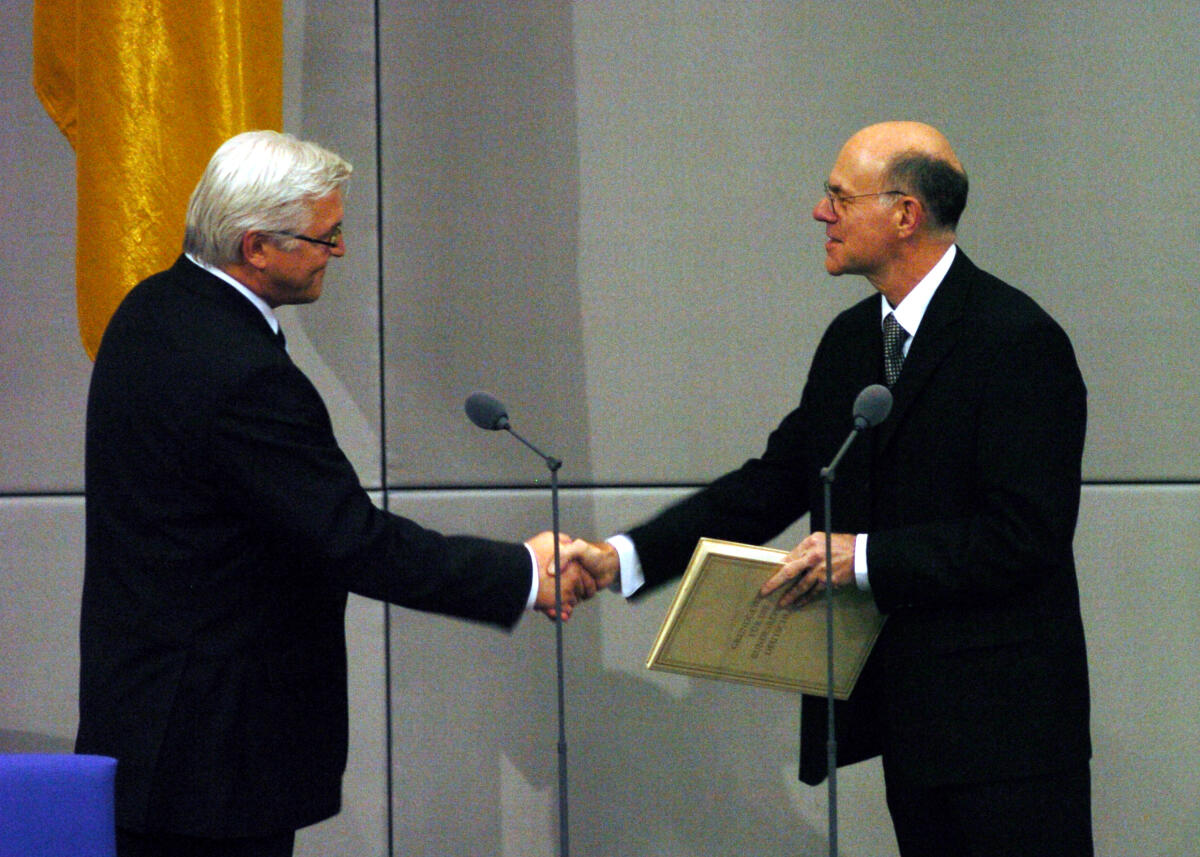 Lammert, Norbert; Steinmeier, Walter Bundestagspräsident Dr. Norbert Lammert, CDU/CSU, nimmt den neu ernannten Bundesministern den Eid ab. Hier der Bundesminister des Auswärtigen, Frank-Walter Steinmeier, SPD.; Bundesaussenminister.