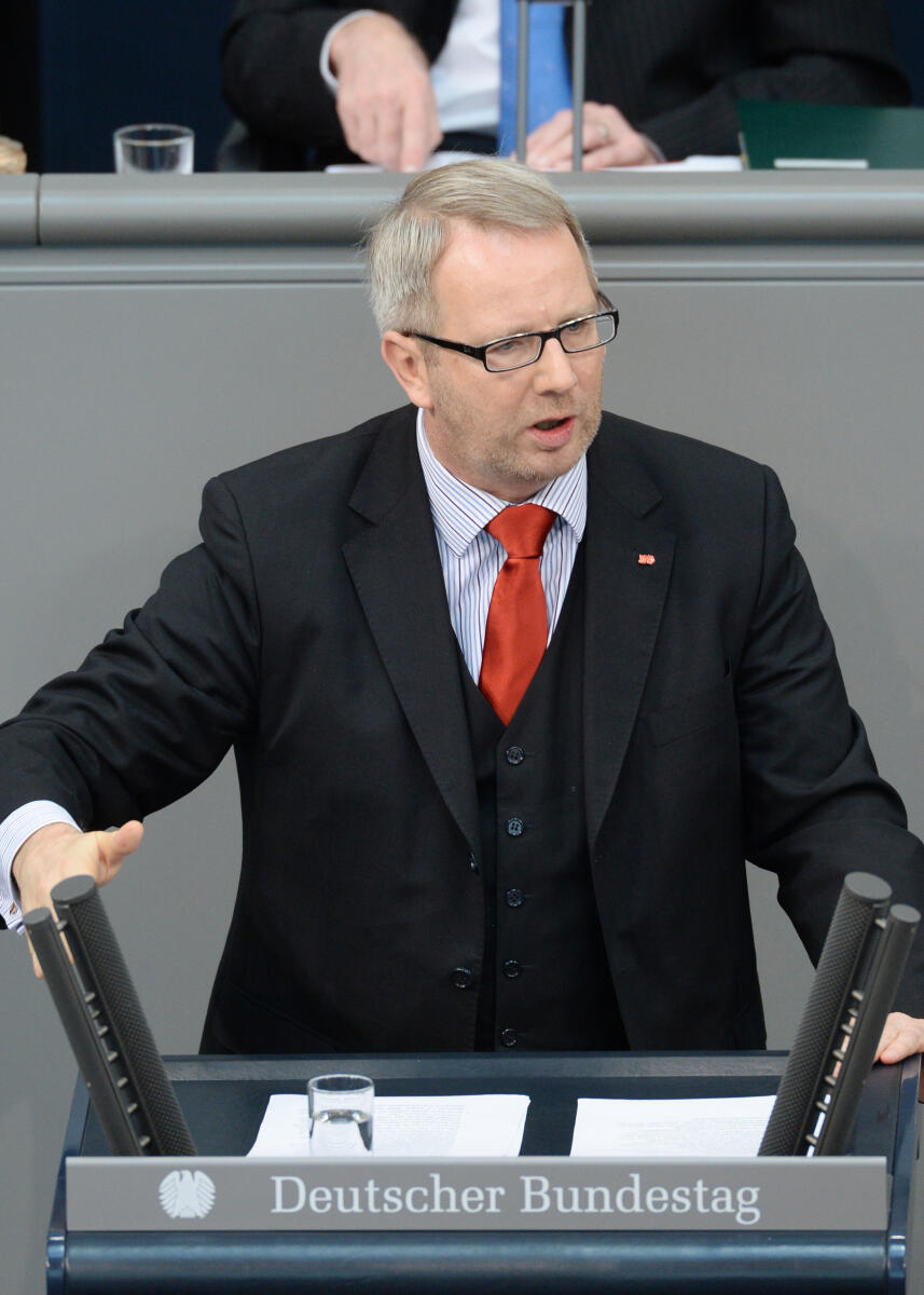 Kahrs, Johannes Johannes Kahrs, SPD, Bundestagsabgeordneter, Abgeordneter, Mitglied Deutscher Bundestag, MdB, Rede, 138. Sitzung, EPL 08, EPL 20, Thema: Haushaltsgesetz 2016 - Finanzen - Haushaltsdebatte, Redner 4.; Rednerpult.