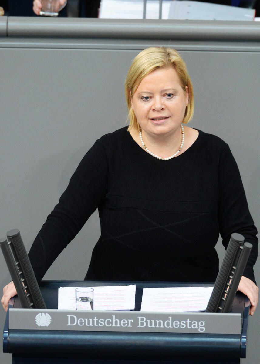 Dr. Gesine Lötzsch, DIE LINKE, Bundestagsabgeordnete, Abgeordnete, Mitglied Deutscher Bundestag, MdB, Rede, 138. Sitzung, EPL 08, EPL 20, Thema: Haushaltsgesetz 2016 - Finanzen - Haushaltsdebatte, Redner 1.; Rednerpult. Lötzsch, Gesine Dr. Gesine Lötzsch, DIE LINKE, Bundestagsabgeordnete, Abgeordnete, Mitglied Deutscher Bundestag, MdB, Rede, 138. Sitzung, EPL 08, EPL 20, Thema: Haushaltsgesetz 2016 - Finanzen - Haushaltsdebatte, Redner 1.; Rednerpult.