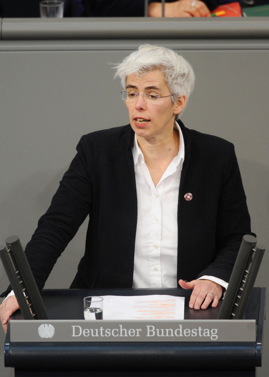 Ulle Schauws, Bündnis 90/Die Grünen, Bundestagsabgeordnete, Abgeordnete, Mitglied Deutscher Bundestag, MdB, Rede, 139. Sitzung, EPL 04, Thema: Haushaltsgesetz 2016 - Bundeskanzlerin und Bundeskanzleramt - Haushaltsdebatte, Redner 16.; Rednerpult. Schauws, Ulle Ulle Schauws, Bündnis 90/Die Grünen, Bundestagsabgeordnete, Abgeordnete, Mitglied Deutscher Bundestag, MdB, Rede, 139. Sitzung, EPL 04, Thema: Haushaltsgesetz 2016 - Bundeskanzlerin und Bundeskanzleramt - Haushaltsdebatte, Redner 16.; Rednerpult.