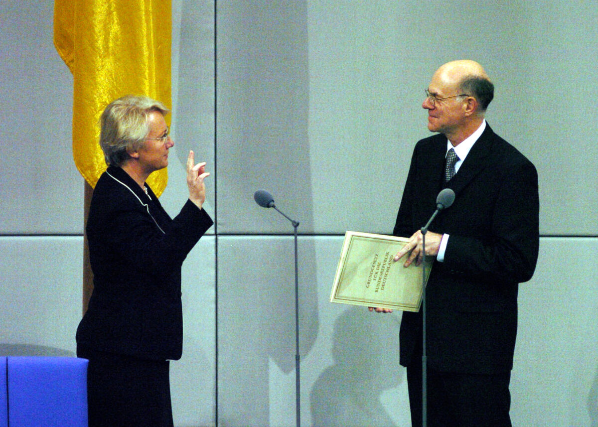Lammert, Norbert; Schavan, Annette Bundestagspräsident Dr. Norbert Lammert, CDU/CSU, nimmt den neu ernannten Bundesministern den Eid ab. Hier die Bundesministerin für Bildung und Forschung, Annette Schavan, CDU/CSU.