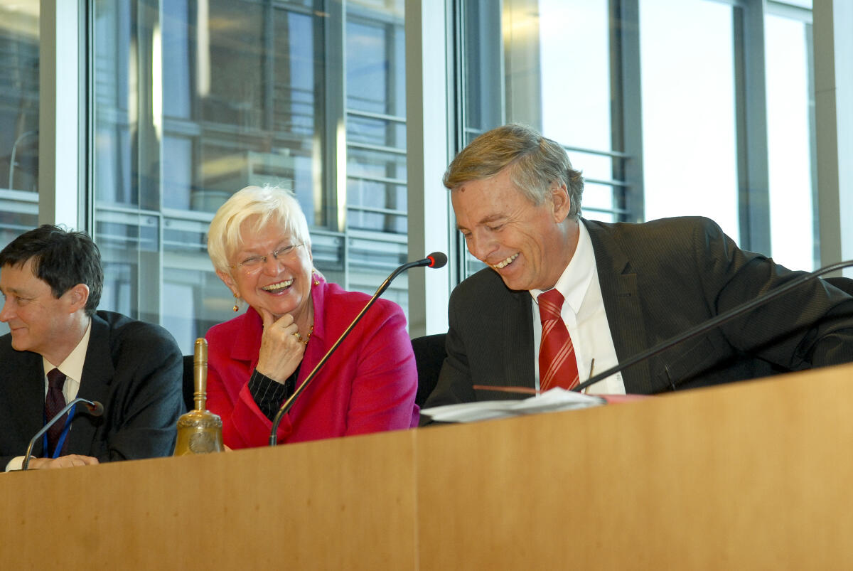 Konstituierende Sitzung des Innenausschuss im Paul-Löbe-Haus. Vorsitzender des Ausschusses Wolfgang Bosbach(CDU/CSU) und die Bundestagsvizepräsidentin Gerda Hasselfeldt Konstituierende Sitzung des Innenausschuss im Paul-Löbe-Haus. Vorsitzender des Ausschusses Wolfgang Bosbach(CDU/CSU) und die Bundestagsvizepräsidentin Gerda Hasselfeldt