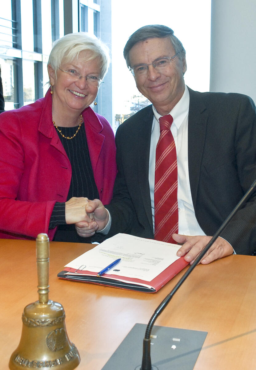 Konstituierende Sitzung des Innenausschuss im Paul-Löbe-Haus. Vorsitzender des Ausschusses Wolfgang Bosbach(CDU/CSU) und die Bundestagsvizepräsidentin Gerda Hasselfeldt Konstituierende Sitzung des Innenausschuss im Paul-Löbe-Haus. Vorsitzender des Ausschusses Wolfgang Bosbach(CDU/CSU) und die Bundestagsvizepräsidentin Gerda Hasselfeldt