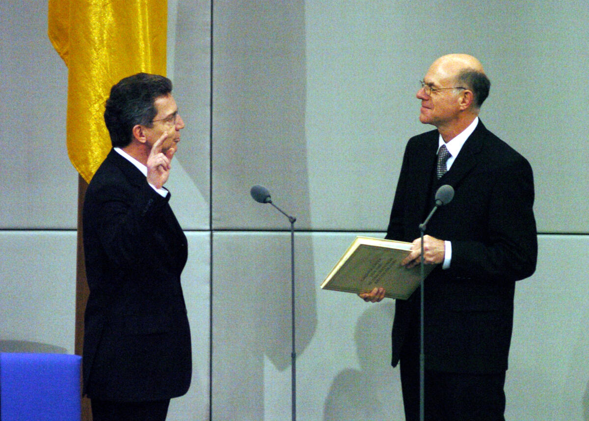 Lammert, Norbert; Maizière, Thomas de Bundestagspräsident Dr. Norbert Lammert, CDU/CSU, nimmt den neu ernannten Bundesministern den Eid ab. Hier der Bundesminister für besondere Aufgaben, Thomas de Maiziére.